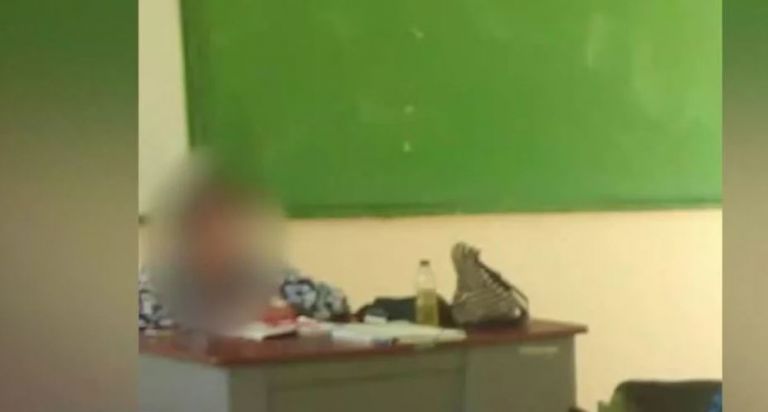 Κοροναϊός : Συνελήφθη η καθηγήτρια που αρνούνταν να φοράει μάσκα εν ώρα μαθήματος