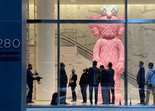 Kaws: Τα πιο αναγνωρίσιμα έργα του αμερικανού καλλιτέχνη σε μια έκδοση