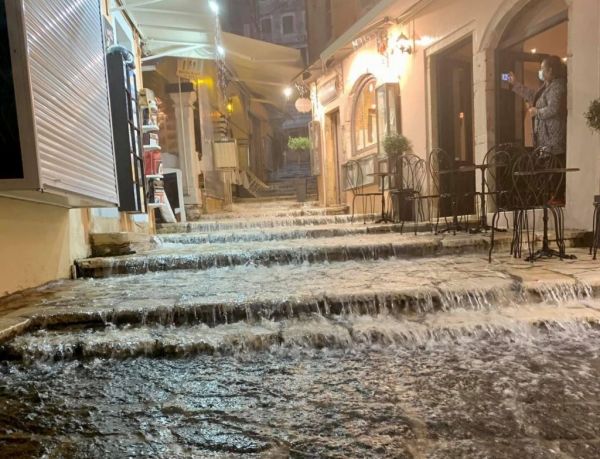 Κακοκαιρία : Άνοιξαν οι ουρανοί και εξαφανίστηκαν οι δρόμοι από την νεροποντή στην Κέρκυρα