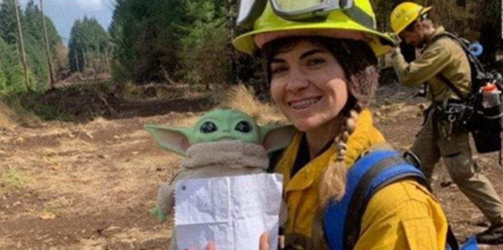 Ο Baby Yoda στο πλευρό των πυροσβεστών στο Όρεγκον