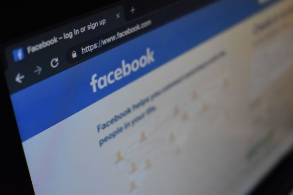 Facebook : «Κόβει» τις αναρτήσεις των αρνητών του Ολοκαυτώματος