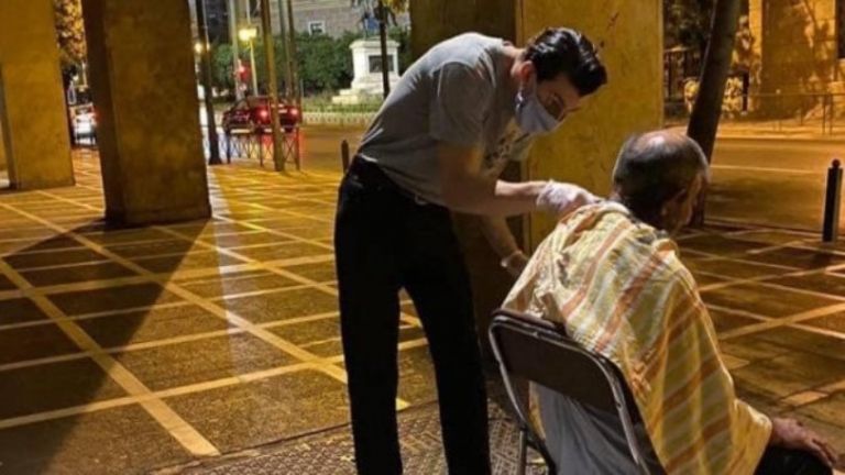 Τρεις κουρείς βγήκαν στους δρόμους της Αθήνας και περιποιήθηκαν άστεγους