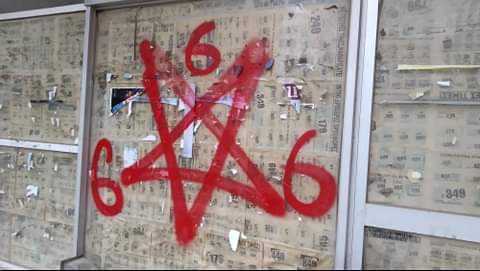 Κοζάνη: Άγνωστοι γέμισαν με πεντάλφα, «θρίλερ» και «666» όλη την πόλη