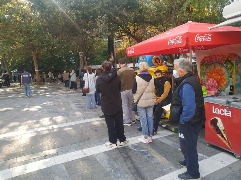 Κοροναϊός : Ουρές για rapid test στη Λάρισα