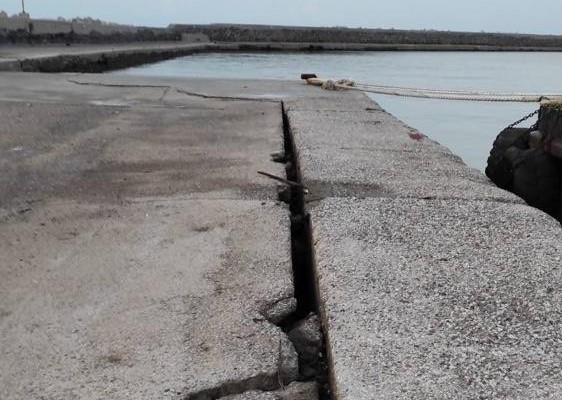 Σεισμός στη Σάμο : Οι πρώτες εικόνες από τις ζημιές στο λιμάνι στο Βαθύ
