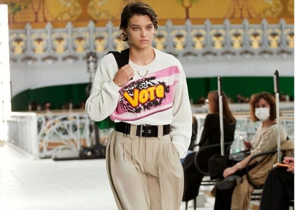Louis Vuitton : Πολιτικά μηνύματα στην Εβδομάδα Μόδας στο Παρίσι