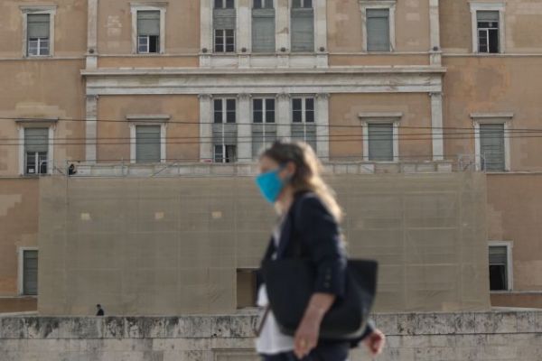 Κοροναϊός : Με μάσκες παντού και νυχτερινή απαγόρευση κυκλοφορίας «ξορκίζουν» το lockdown