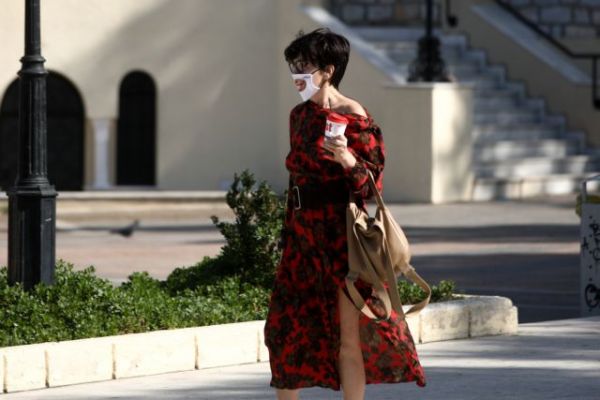Υποχρεωτική χρήση μάσκας : Πώς θα την φοράμε σε καφέ, μπαρ και εστιατόρια