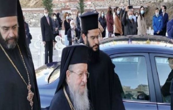 Πέτσας για ιερείς : Ουδείς εξαιρείται από τη χρήση μάσκας