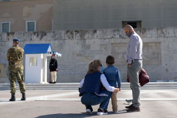 Κοροναϊός: Μάσκες παντού από σήμερα στην Αττική – Πώς υποδέχτηκαν οι πολίτες το νέο μέτρο