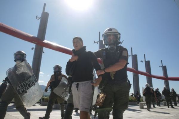 Την επίθεση των ΜΑΤ στους μαθητές καταγγέλλει η ΚΝΕ – Παράσταση διαμαρτυρίας στις 6μμ στο Υπ. Προστασίας του Πολίτη