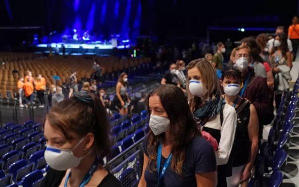 Ανοίξτε γήπεδα και θέατρα
