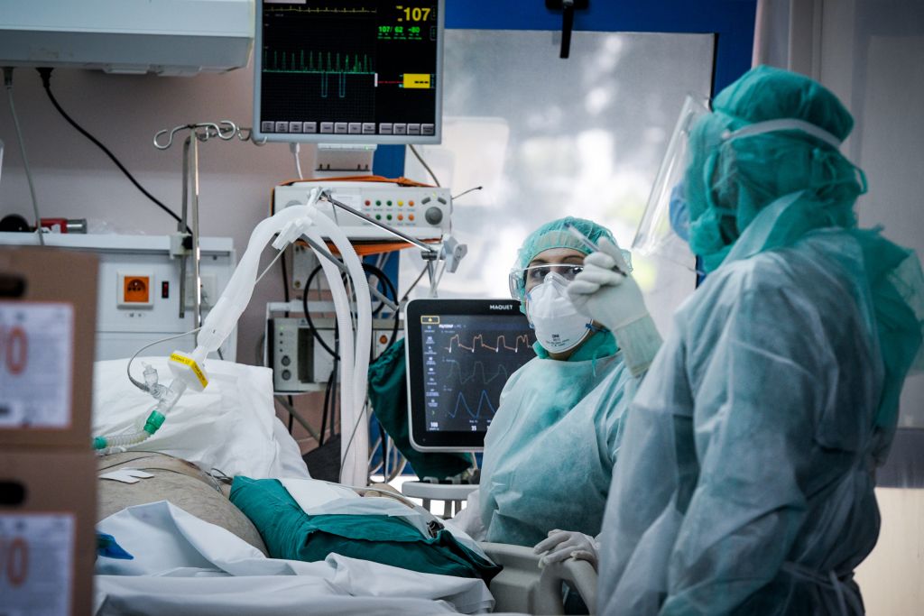 Μόσιαλος : H πρόοδος στην ενδονοσοκομειακή διαχείριση μείωσε τους θανάτους στις ΜΕΘ από κοροναϊό