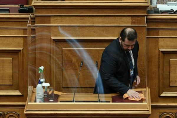 Η αύξηση των κρουσμάτων έφερε νέα μέτρα στη Βουλή