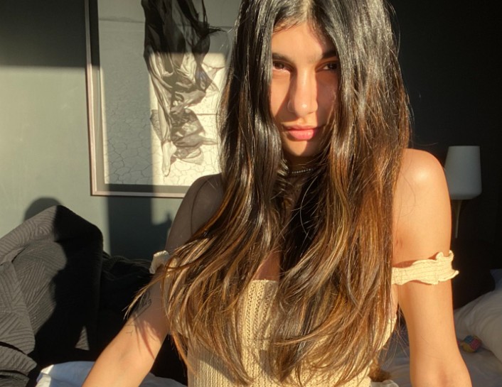 Μία Καλίφα : Καλεί τους αμερικανούς στις κάλπες με τον πιο καυτό τρόπο