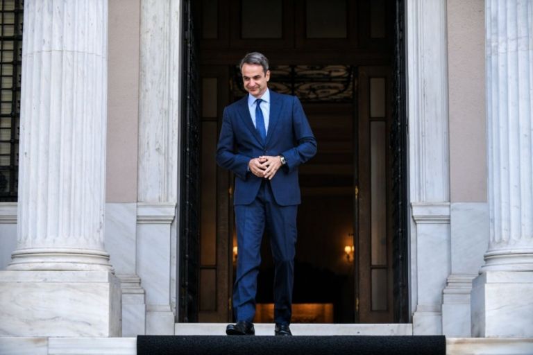 Αγωνία υπουργών πριν από το… πέναλτι