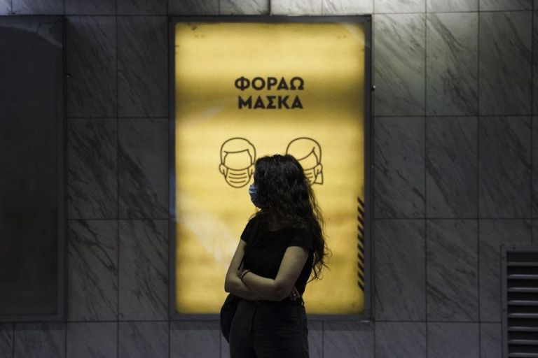 Κοροναϊός : Πώς πρέπει να φοράμε σωστά τη μάσκα – Τα 7 λάθη στη χρήση της