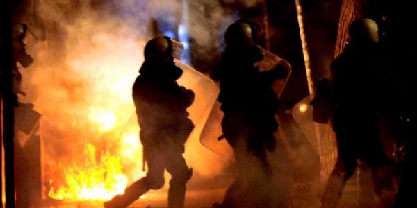 Θεσσαλονίκη : Καταδρομική επίθεση με μολότοφ κατά των ΜΑΤ στην πρώην κατάληψη Terra Incognita (εικόνες)