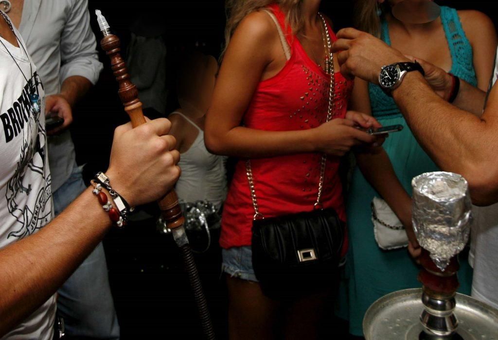 Κοροναϊός : Ενοχος ο… ναργιλές για την αύξηση κρουσμάτων – Τι λένε οι λοιμωξιολόγοι