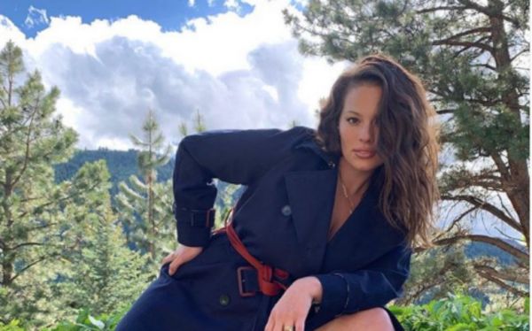 Άσλεϊ Γκράχαμ : Ολόγυμνη μπροστά στον καθρέπτη της