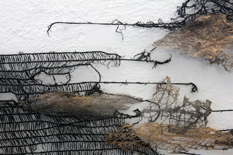 Κατερίνα Κατσιφαράκη: Πλέκοντας το ΝΗ.Μ.Α. της μνήμης στο Μουσείο Μπενάκη