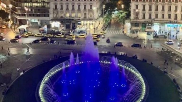 28ης Οκτωβρίου : Ο Δήμος Αθηναίων φωταγώγησε στα γαλανόλευκα το συντριβάνι της Ομόνοιας