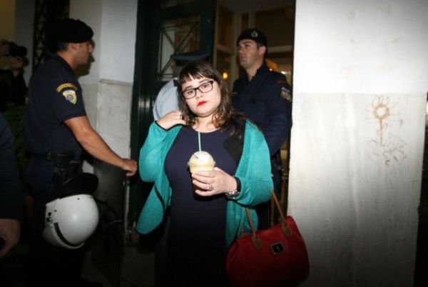 Έχασε την ψυχραιμία της η Ουρανία Μιχαλολιάκου – Έριξε νερά σε δημοσιογράφους