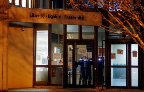 Προφυλακίστηκαν 3 άτομα και ανήλικος για τη σφαγή του καθηγητή στο Παρίσι