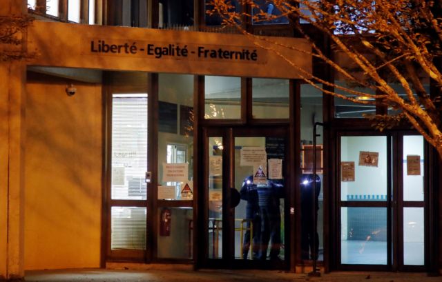 Προφυλακίστηκαν 3 άτομα και ανήλικος για τη σφαγή του καθηγητή στο Παρίσι