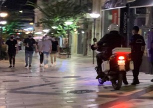 Πάτρα : Έκλεισαν τα μαγαζιά – Ξενύχτησε σε σκαλάκια και πλατείες η νεολαία