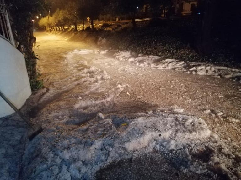 Κακοκαιρία : «Άνοιξαν» οι ουρανοί το βράδυ στην Κρήτη – Απίστευτη χαλαζόπτωση στα Χανιά