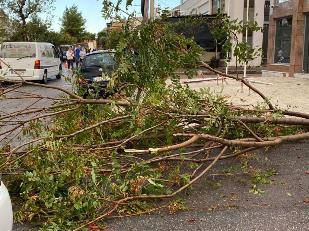 Κακοκαιρία : Καταστροφές, πλημμυρισμένοι δρόμοι και πτώσεις δέντρων