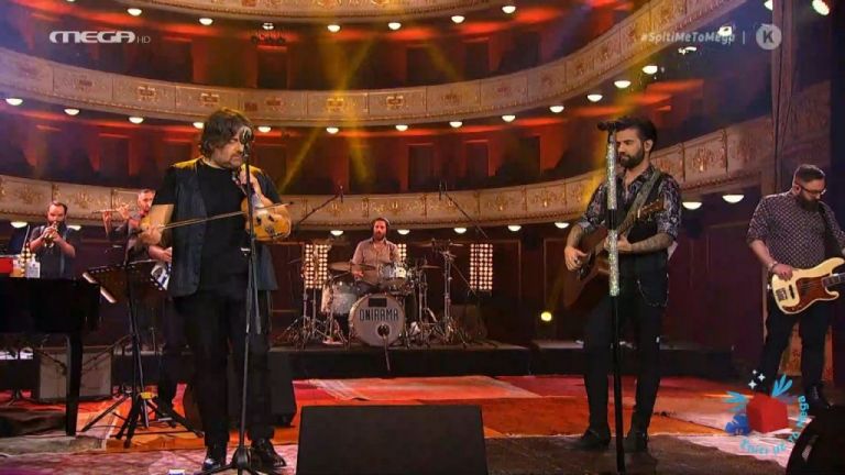 Ο Μάνος Πυροβολάκης στην σκηνή με τους ONIRAMA στο «Σπίτι με το MEGA»