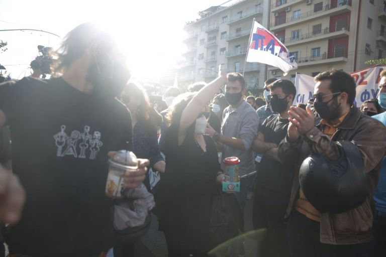 Στο Εφετείο η Μάγδα Φύσσα – Υποδοχή με χειροκροτήματα από τους διαδηλώτες