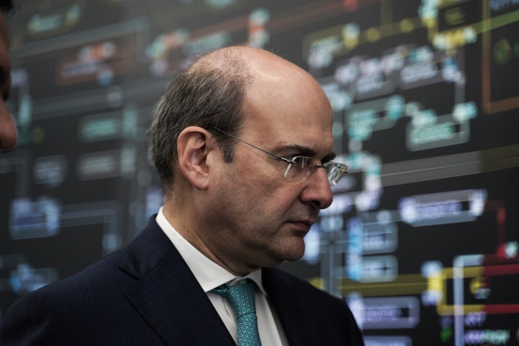 Νέο «επίτευγμα» Χατζηδάκη: Πάνω από 200 εκατομμύρια «μαύρη τρύπα» για τις ΑΠΕ