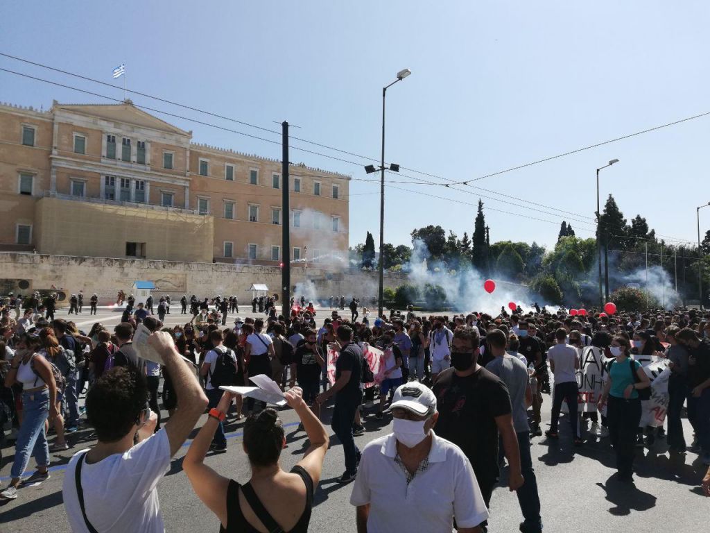 Μαθητικό και πανεκπαιδευτικό συλλαλητήριο – Πολύς κόσμος στα Προπύλαια, μολότοφ και χημικά