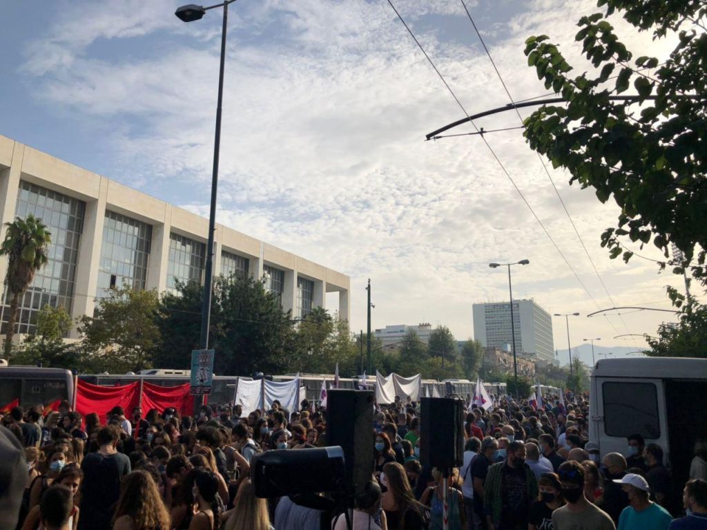 To in.gr στη δίκη της Χρυσής Αυγής – Δείτε βίντεο από το Εφετείο