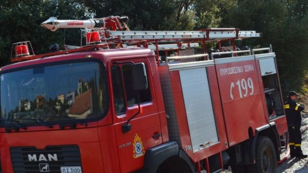 Πυρκαγιά κοντά στα λατομεία στο Σχιστό Κορυδαλλού