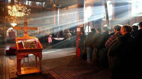 Κοζάνη : Γέμισαν τις εκκλησίες και κοινώνησαν οι πιστοί παρά τον κοροναϊό