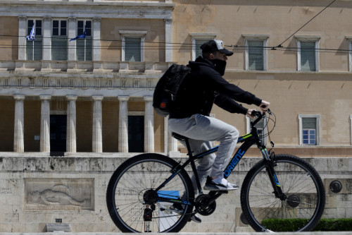 Κοροναϊός : Συναγερμός μετά τα πέντε αρνητικά ρεκόρ – Προβλέψεις ακόμη και για 6.000 κρούσματα την ημέρα