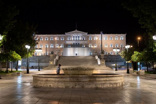 Κοροναϊός : Η Αθήνα ερήμωσε ξανά – Άδειες πλατείες και δρόμοι μετά το νέο αρνητικό ρεκόρ κρουσμάτων