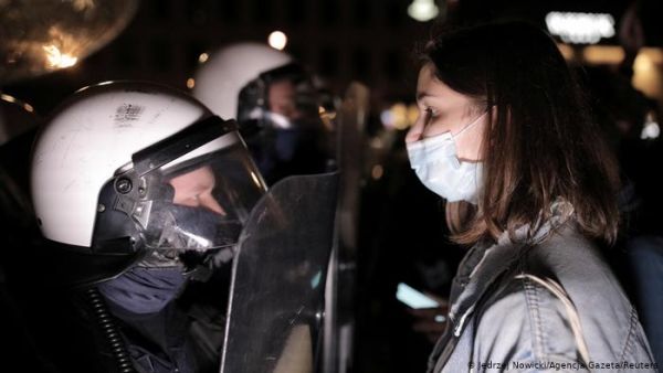 Τι συμβαίνει στην Πολωνία : Γιατί εισβάλλουν στις εκκλησίες;