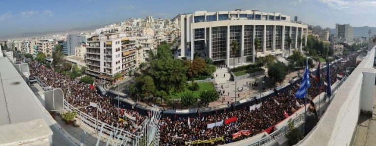 Δίκη Χρυσής Αυγής: «Ο φόβος δεν θα νικήσει», μόνο δικαίωση» – Χιλιάδες κόσμου έξω από το δικαστήριο