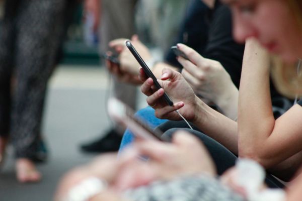 Κοροναϊός : Νέα έρευνα – Επιβιώνει 28 μέρες σε οθόνες κινητών και επιφάνειες