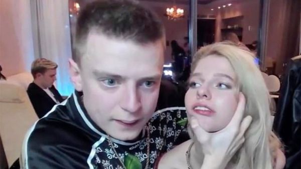 Ρωσία: YouTuber έσπασε στο ξύλο τη φίλη του σε live streaming