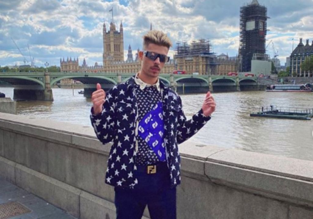 FY : Ο χωρισμός των γονιών του, οι ουσίες και οι κόντρες στην τραπ