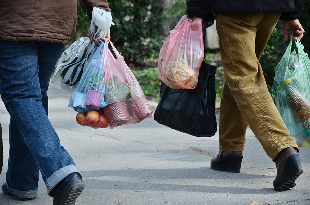 Κληρώσεις και δώρα στους πολίτες από τα τέλη για τις πλαστικές σακούλες