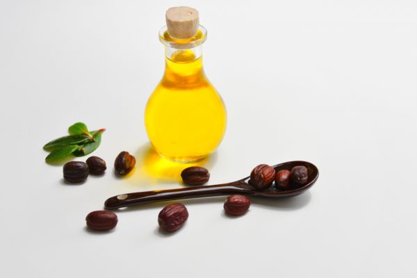 Έλαιο jojoba : Πώς να το χρησιμοποιήσετε στη ρουτίνα περιποίησής σας