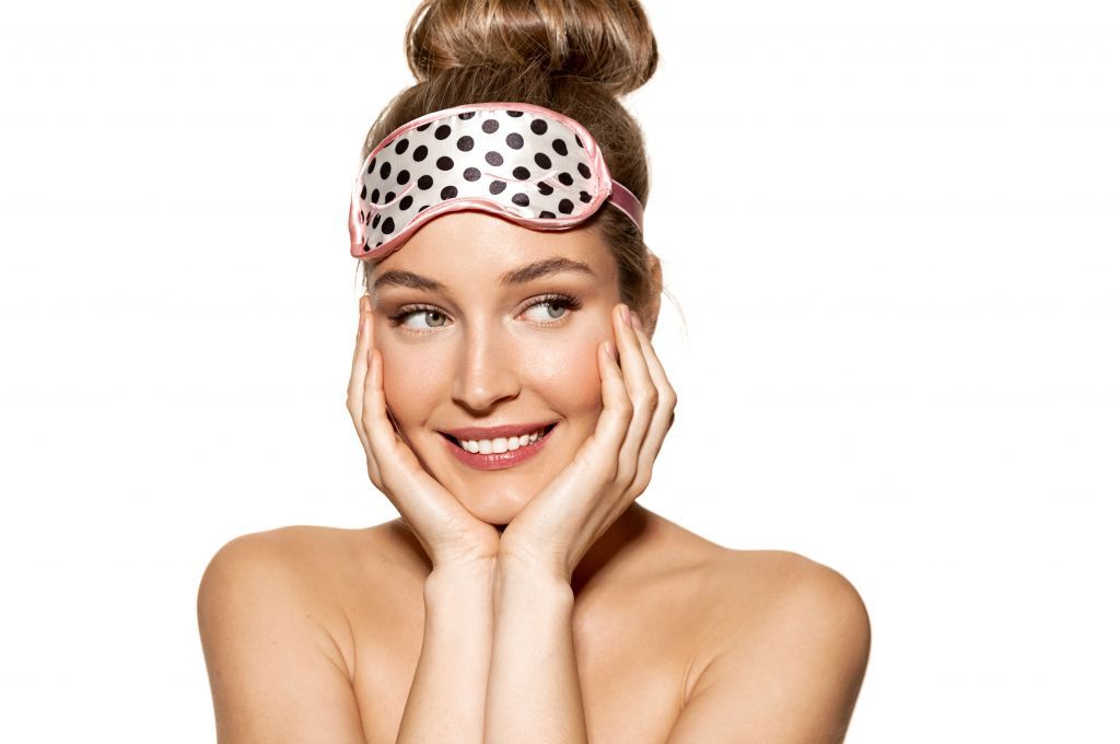 Βραδινή ρουτίνα περιποίησης: Συμβουλές για να ξυπνάτε με ανανεωμένη επιδερμίδα