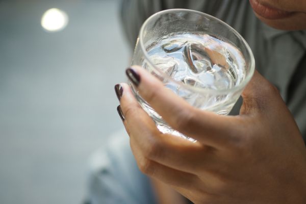 Μπορεί το παγωμένο νερό να ενισχύσει την καύση θερμίδων;